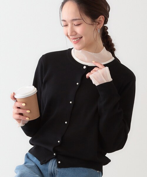 DRESKIP（ドレスキップ）の「【洗える/S-LL】ビジューボタンで華やかさをプラスする きれいめニットカーディガン【CIRCRIC】（カーディガン/ボレロ・レディース・ブラック/チャコールグレー/ライトベージュ/ライトイエロー系・01/02/03/04）」の2枚目の写真