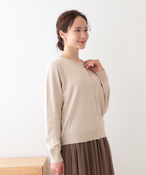 DRESKIP（ドレスキップ）の「【洗える/S-LL】ビジューボタンで華やかさをプラスする きれいめニットカーディガン【CIRCRIC】（カーディガン/ボレロ・レディース・ブラック/チャコールグレー/ライトベージュ/ライトイエロー系・01/02/03/04）」の8枚目の写真