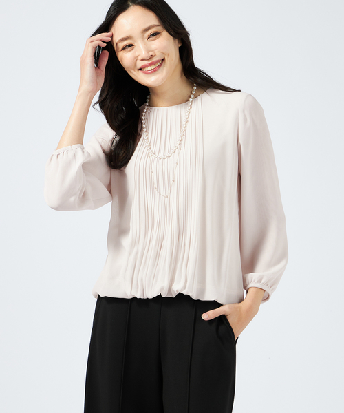 A/C DESIGN BY ALPHA CUBIC(エーシーデザインバイアルファキュービック)の「【2025年春夏】プリーツブラウス(Tシャツ/カットソー・レディース・ライトグレー・LL/M/L)」の1枚目の写真