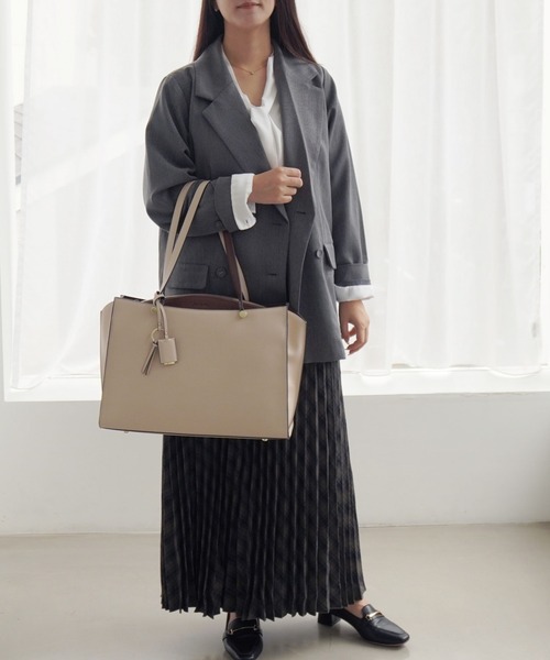 Jewelna Rose(ジュエルナローズ)の「セイディ・トートバッグ A4サイズ 16144(トートバッグ・レディース・アイボリー/グレイッシュベージュ/ブラック/スモークピンク・FREE)」の2枚目の写真