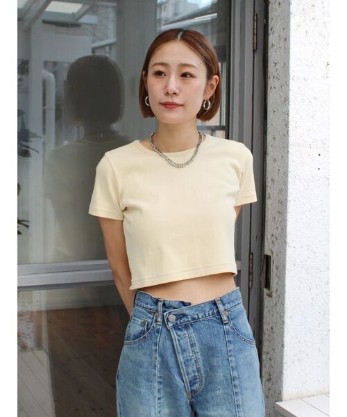 Ungrid(アングリッド)の「カラーフィットTee(Tシャツ/カットソー・レディース・イエロー/オフホワイト/ブラック・SMALL/MEDIUM)」の11枚目の写真