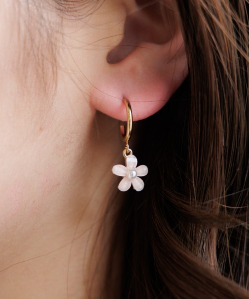 flower（フラワー）の「フラワーフープピアス（ピアス（片耳用）・レディース・ピンク/アイボリー・FREE）」の2枚目の写真
