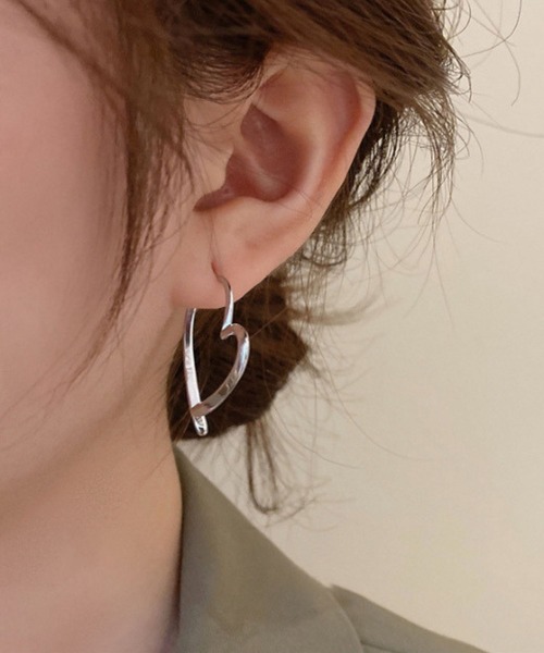 yu-ka（ユーカ）の「YU-KA:ハートデザインピアス Heart design pierce（ピアス（両耳用）・レディース・ゴールド/シルバー・FREE）」の2枚目の写真