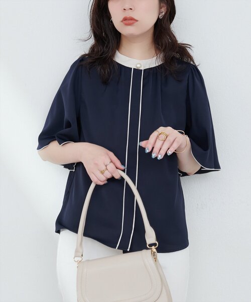 natural couture(ナチュラルクチュール)の「【WEB限定】パール釦ポイントバイカラーフレア5分袖ブラウス(シャツ/ブラウス・レディース・ベージュ系その他/ネイビー/その他1/ピンクベージュ/サックスブルー/オフホワイト/ドット・FREE)」の1枚目の写真