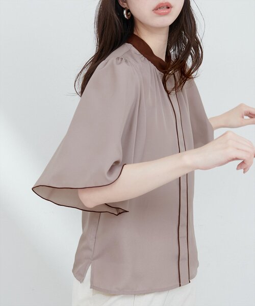 natural couture(ナチュラルクチュール)の「【WEB限定】パール釦ポイントバイカラーフレア5分袖ブラウス(シャツ/ブラウス・レディース・ベージュ系その他/ネイビー/その他1/ピンクベージュ/サックスブルー/オフホワイト/ドット・FREE)」の5枚目の写真