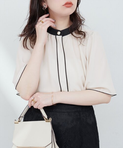 natural couture(ナチュラルクチュール)の「【WEB限定】パール釦ポイントバイカラーフレア5分袖ブラウス(シャツ/ブラウス・レディース・ベージュ系その他/ネイビー/その他1/ピンクベージュ/サックスブルー/オフホワイト/ドット・FREE)」の2枚目の写真