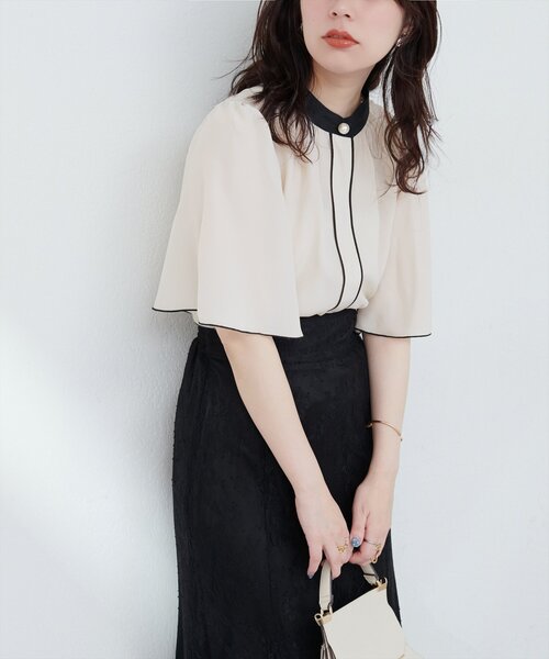 natural couture(ナチュラルクチュール)の「【WEB限定】パール釦ポイントバイカラーフレア5分袖ブラウス(シャツ/ブラウス・レディース・ベージュ系その他/ネイビー/その他1/ピンクベージュ/サックスブルー/オフホワイト/ドット・FREE)」の17枚目の写真