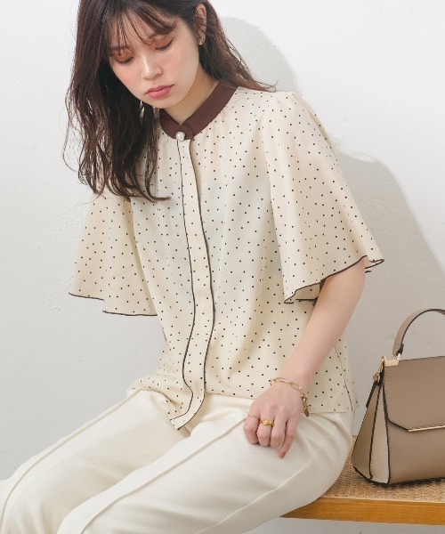 natural couture(ナチュラルクチュール)の「【WEB限定】パール釦ポイントバイカラーフレア5分袖ブラウス(シャツ/ブラウス・レディース・ベージュ系その他/ネイビー/その他1/ピンクベージュ/サックスブルー/オフホワイト/ドット・FREE)」の7枚目の写真