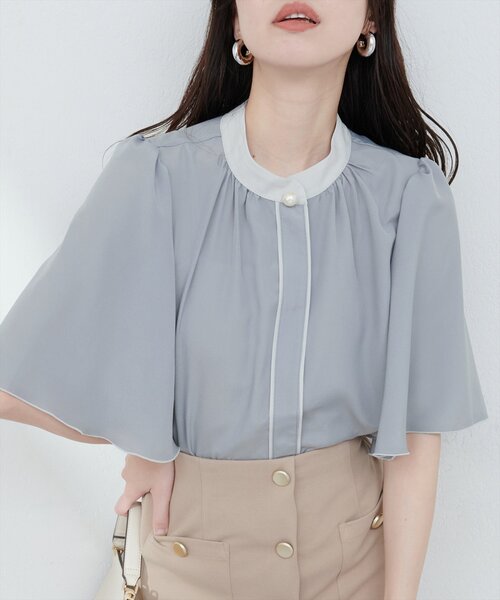 natural couture(ナチュラルクチュール)の「【WEB限定】パール釦ポイントバイカラーフレア5分袖ブラウス(シャツ/ブラウス・レディース・ベージュ系その他/ネイビー/その他1/ピンクベージュ/サックスブルー/オフホワイト/ドット・FREE)」の4枚目の写真