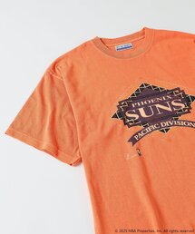 OFF THE COURT by NBA（オフザコートバイエヌビーエー）の「Off The Court by NBA / オフ・ザ・コート バイ NBA 別注 プリントTシャツ（Tシャツ/カットソー）」