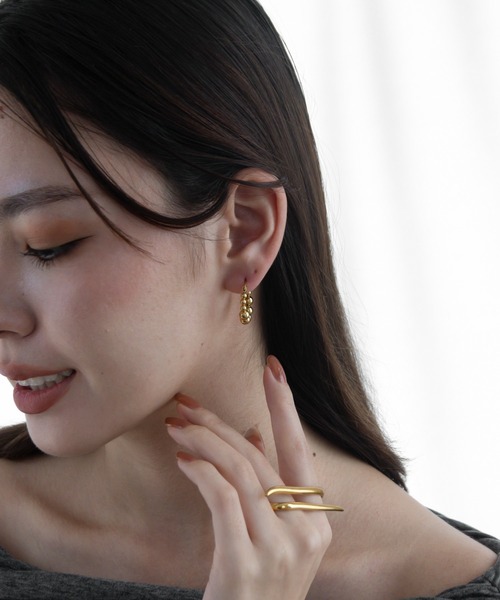 abaskdesign(アバスクデザイン)の「金属アレルギー対応 ミニボールフープピアス(ピアス(両耳用)・レディース・ゴールド・FREE)」の2枚目の写真