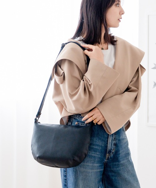 Jamale（ジャマレ）の「[Jamale]防水レザー ショルダーバッグ 日本製（ショルダーバッグ・レディース・イエロー/ネイビー/ブルー/グレー/ピンクベージュ/ブラック・FREE）」の4枚目の写真