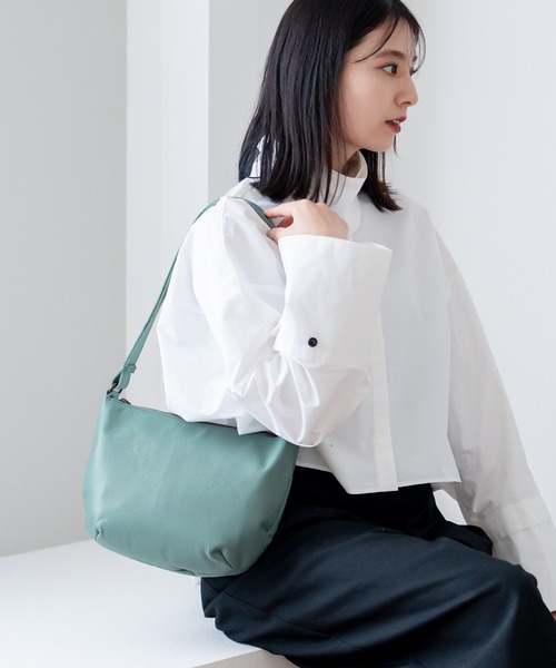 Jamale（ジャマレ）の「[Jamale]防水レザー ショルダーバッグ 日本製（ショルダーバッグ・レディース・イエロー/ネイビー/ブルー/グレー/ピンクベージュ/ブラック・FREE）」の5枚目の写真