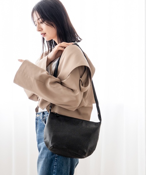 Jamale（ジャマレ）の「[Jamale]防水レザー ショルダーバッグ 日本製（ショルダーバッグ・レディース・イエロー/ネイビー/ブルー/グレー/ピンクベージュ/ブラック・FREE）」の2枚目の写真