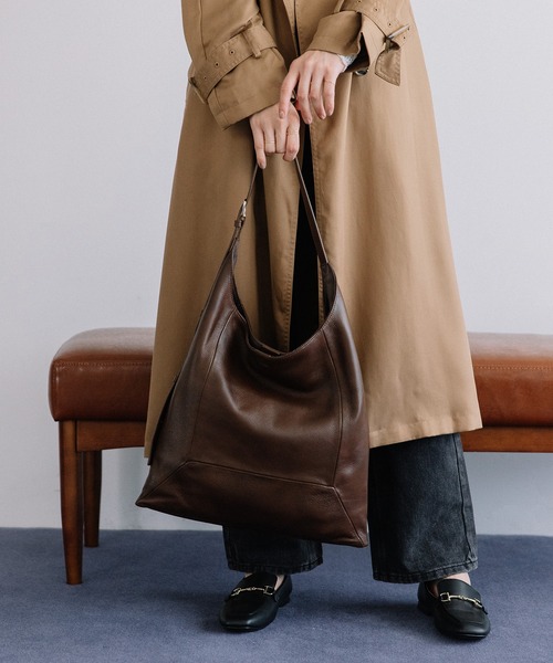 Beau're(ヴュレ)の「BEAURE Soft Leather One ショルダー Bag(ショルダーバッグ・レディース・ブラック/チョコ・FREE)」の2枚目の写真