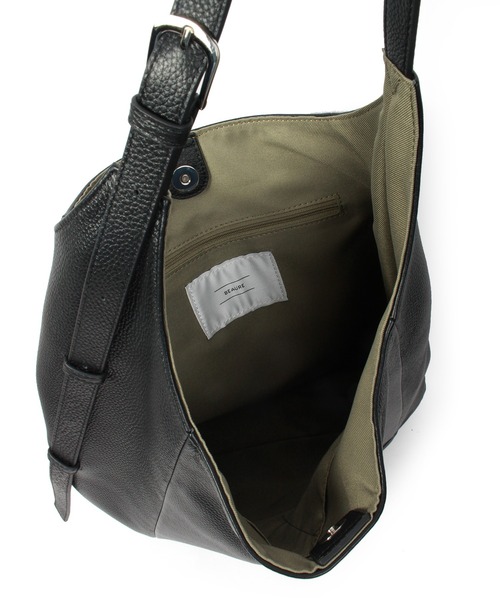Beau're(ヴュレ)の「BEAURE Soft Leather One ショルダー Bag(ショルダーバッグ・レディース・ブラック/チョコ・FREE)」の4枚目の写真