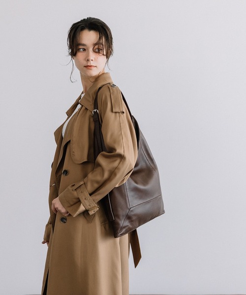 Beau're(ヴュレ)の「BEAURE Soft Leather One ショルダー Bag(ショルダーバッグ・レディース・ブラック/チョコ・FREE)」の18枚目の写真