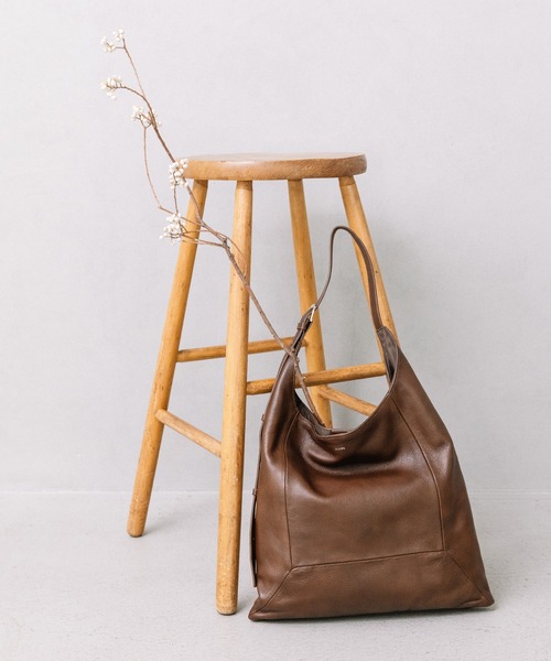 Beau're(ヴュレ)の「BEAURE Soft Leather One ショルダー Bag(ショルダーバッグ・レディース・ブラック/チョコ・FREE)」の14枚目の写真