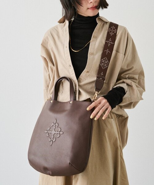 russet(ラシット)の「スリム2WAYトートバッグ <エンボスモノグラム>(トートバッグ・レディース・ブラック/グレー系その他/ダークブラウン/ブルー系その他・FREE)」の3枚目の写真