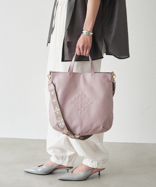 russet(ラシット)の「《本革/510g》スリム2WAYトートバッグ <エンボスモノグラム>(トートバッグ・レディース・ブラック/グレー系その他/ダークブラウン/ブルー系その他/ベージュ/ブラウン/ピンク・FREE)」の7枚目の写真