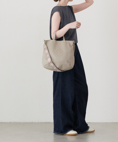 russet（ラシット）の「エンボスモノグラム 2WAYトートバッグ（トートバッグ・レディース・ブラック/グレー系その他・FREE）」の5枚目の写真