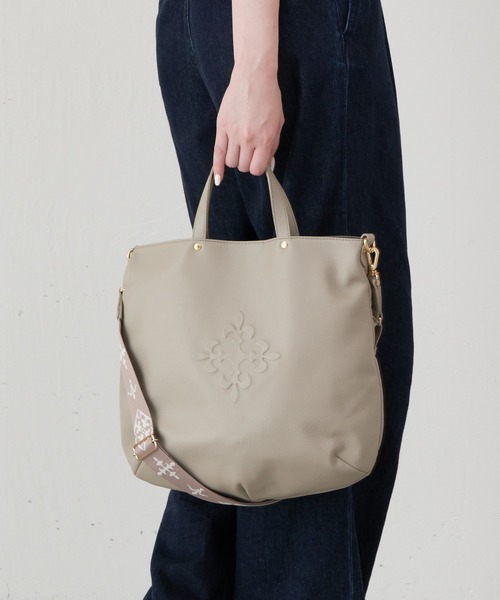 russet（ラシット）の「エンボスモノグラム 2WAYトートバッグ（トートバッグ・レディース・ブラック/グレー系その他・FREE）」の3枚目の写真