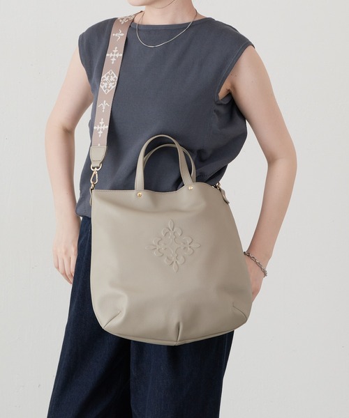 russet（ラシット）の「エンボスモノグラム 2WAYトートバッグ（トートバッグ・レディース・ブラック/グレー系その他・FREE）」の4枚目の写真