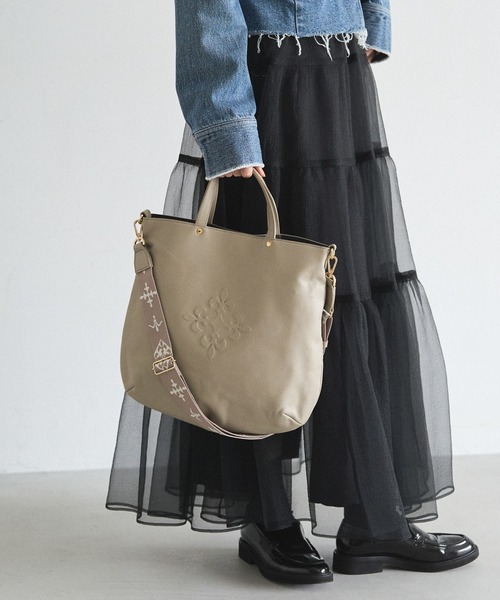 russet(ラシット)の「スリム2WAYトートバッグ <エンボスモノグラム>(トートバッグ・レディース・ブラック/グレー系その他/ダークブラウン/ブルー系その他・FREE)」の12枚目の写真