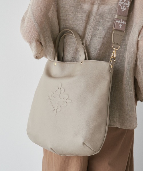 スリム2WAYトートバッグ <エンボスモノグラム>（トートバッグ