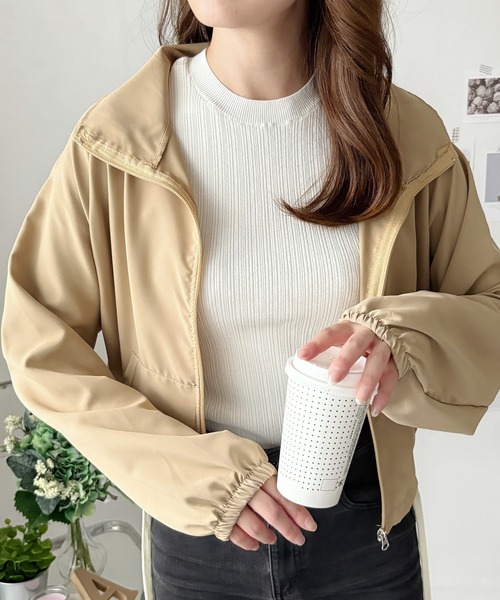 Dewlily(デューリリー)の「いつものコーデにさっと重ねて気温差にちょうどいい◎ ショート丈ドロストブルゾン(ブルゾン・レディース・ベージュ/ブラック/グリーン・M/L/S)」の2枚目の写真