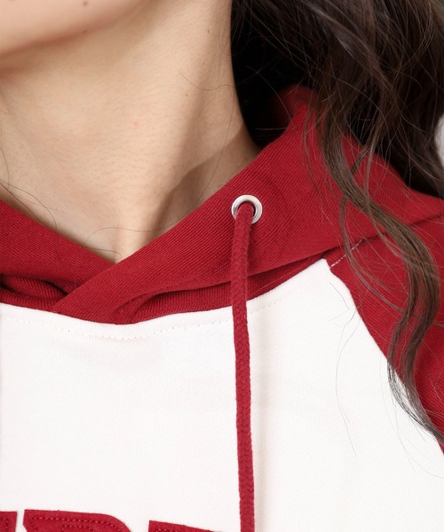 NERDY(ノルディ)の「ラグランクロップドフーディー(パーカー・レディース・ブラック/レッド・SS/S/M)」の19枚目の写真