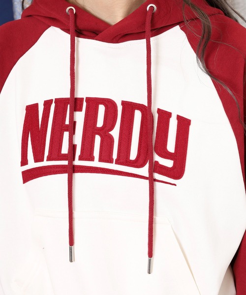 NERDY(ノルディ)の「ラグランクロップドフーディー(パーカー・レディース・ブラック/レッド・SS/S/M)」の20枚目の写真