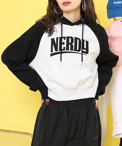 NERDY(ノルディ)の「ラグランクロップドフーディー(パーカー・レディース・ブラック/レッド・SS/S/M)」の4枚目の写真
