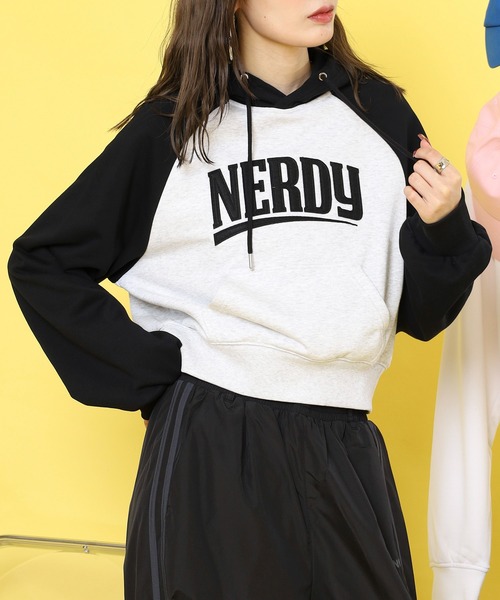 NERDY(ノルディ)の「ラグランクロップドフーディー(パーカー・レディース・ブラック/レッド・SS/S/M)」の3枚目の写真