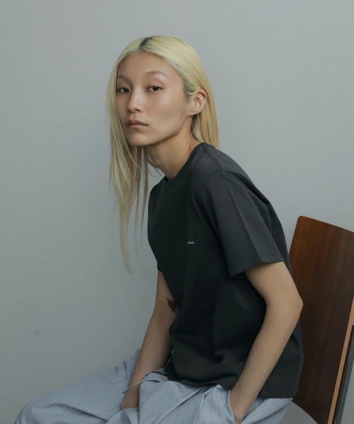 anuke(アンヌーク)の「Embroidery Logo T-shirts(Tシャツ/カットソー・レディース・チャコールグレー/ホワイト・FREE)」の3枚目の写真