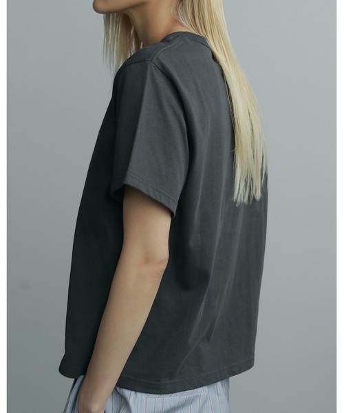 anuke(アンヌーク)の「Embroidery Logo T-shirts(Tシャツ/カットソー・レディース・チャコールグレー/ホワイト・FREE)」の4枚目の写真