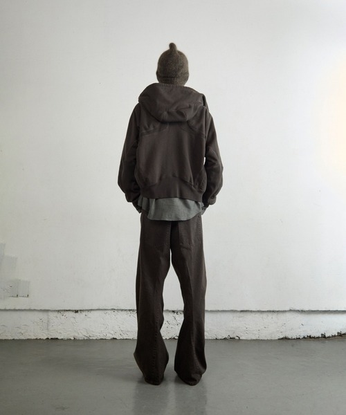 NVRFRGT（ネヴァーフォーゲット）の「3D TWISTED WIDE LEG JEANS（デニムパンツ・メンズ・ダークグレー/ダークブラウン・1/2）」の5枚目の写真