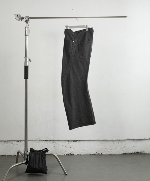 NVRFRGT（ネヴァーフォーゲット）の「3D TWISTED WIDE LEG JEANS（デニムパンツ・メンズ・ダークグレー/ダークブラウン・1/2）」の15枚目の写真