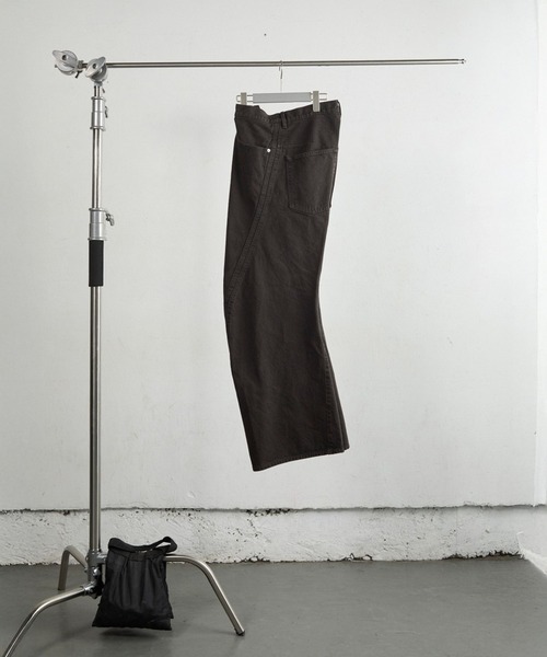 NVRFRGT（ネヴァーフォーゲット）の「3D TWISTED WIDE LEG JEANS（デニムパンツ・メンズ・ダークグレー/ダークブラウン・1/2）」の6枚目の写真
