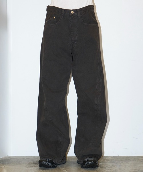 NVRFRGT（ネヴァーフォーゲット）の「3D TWISTED WIDE LEG JEANS（デニムパンツ・メンズ・ダークグレー/ダークブラウン・1/2）」の8枚目の写真