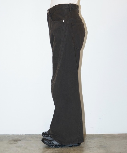 NVRFRGT（ネヴァーフォーゲット）の「3D TWISTED WIDE LEG JEANS（デニムパンツ・メンズ・ダークグレー/ダークブラウン・1/2）」の9枚目の写真