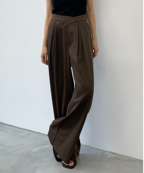 AIC.(エーアイシー)の「アシンメトリータックワイドパンツ(スラックス・レディース・ピンク/ブラウン/ブラック・SMALL/MEDIUM)」の17枚目の写真