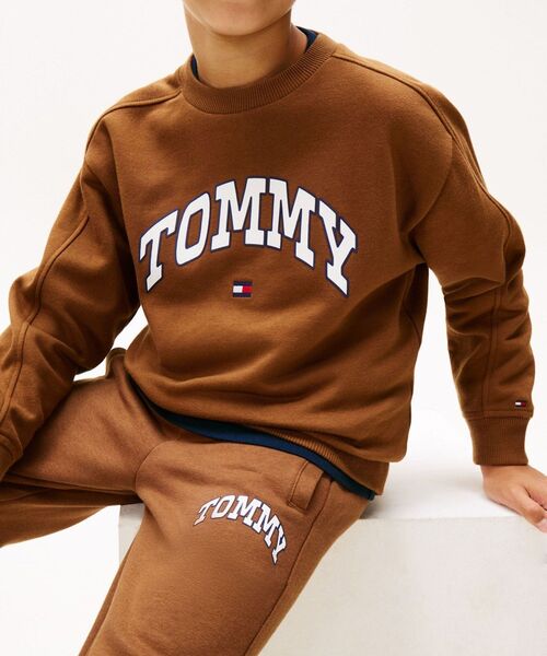 TOMMY HILFIGER（トミーヒルフィガー）の「BOYS カレッジロゴプリントスエットパンツ（スウェットパンツ・キッズ・ブラウン系その他・150cm/140cm/130cm/160cm）」の3枚目の写真