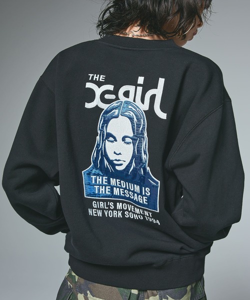X-girl（エックスガール）の「FACE PATCH AND LOGO CREWNECK SWEAT TOP（スウェット・レディース・アッシュ/ブラック/ネイビー・S/M/L）」の2枚目の写真