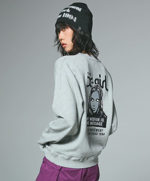 X-girl（エックスガール）の「FACE PATCH AND LOGO CREWNECK SWEAT TOP（スウェット・レディース・アッシュ/ブラック/ネイビー・S/M/L）」の5枚目の写真