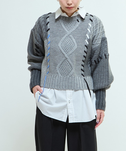 CONVERSE TOKYO(コンバーストウキョウ)の「PATCHWORK STITCH CABLE KNIT(ニット/セーター・レディース・グレー/ホワイト・FREE)」の2枚目の写真