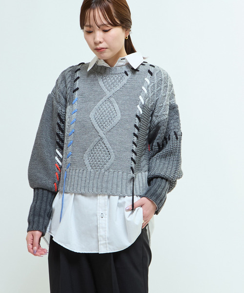 CONVERSE TOKYO(コンバーストウキョウ)の「PATCHWORK STITCH CABLE KNIT(ニット/セーター・レディース・グレー/ホワイト・FREE)」の4枚目の写真