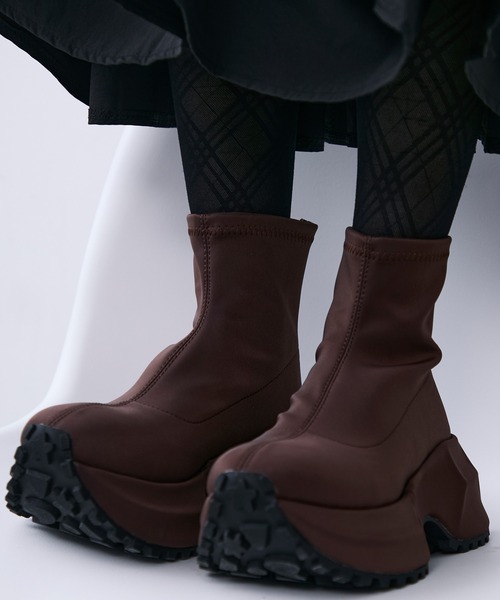 MONOe(モノエ)の「ボリュームソールストレッチブーツ(ブーツ・レディース・ブラウン/ブラック・39/37/36)」の2枚目の写真