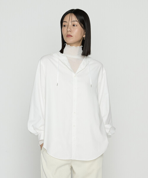 Gabardine K.T(ギャバジンケーティー)の「マイクロスパン フード付きブラウス(シャツ/ブラウス・レディース・ライトグレー/ブラック/オフホワイト・9号)」の2枚目の写真