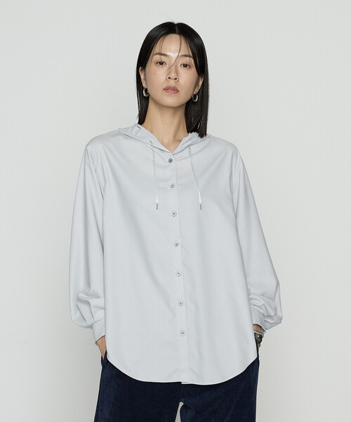 Gabardine K.T(ギャバジンケーティー)の「マイクロスパン フード付きブラウス(シャツ/ブラウス・レディース・ライトグレー/ブラック/オフホワイト・9号)」の3枚目の写真